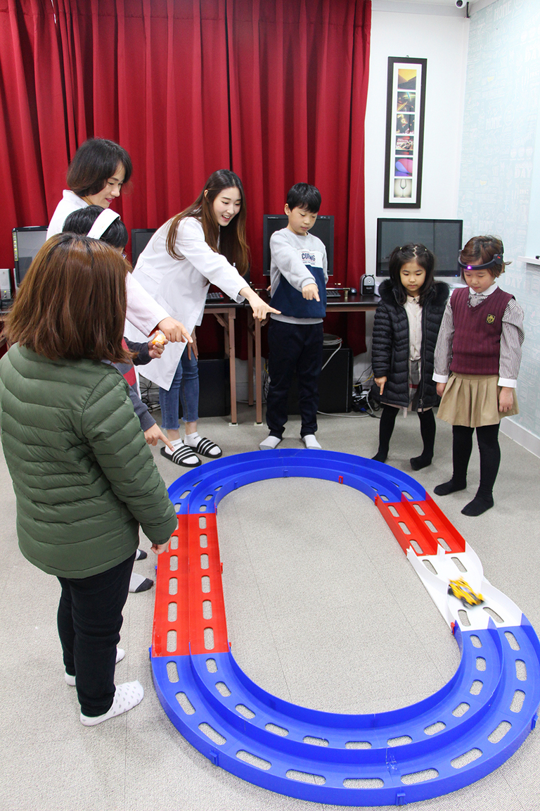 뇌파로 달리는 자동차체험